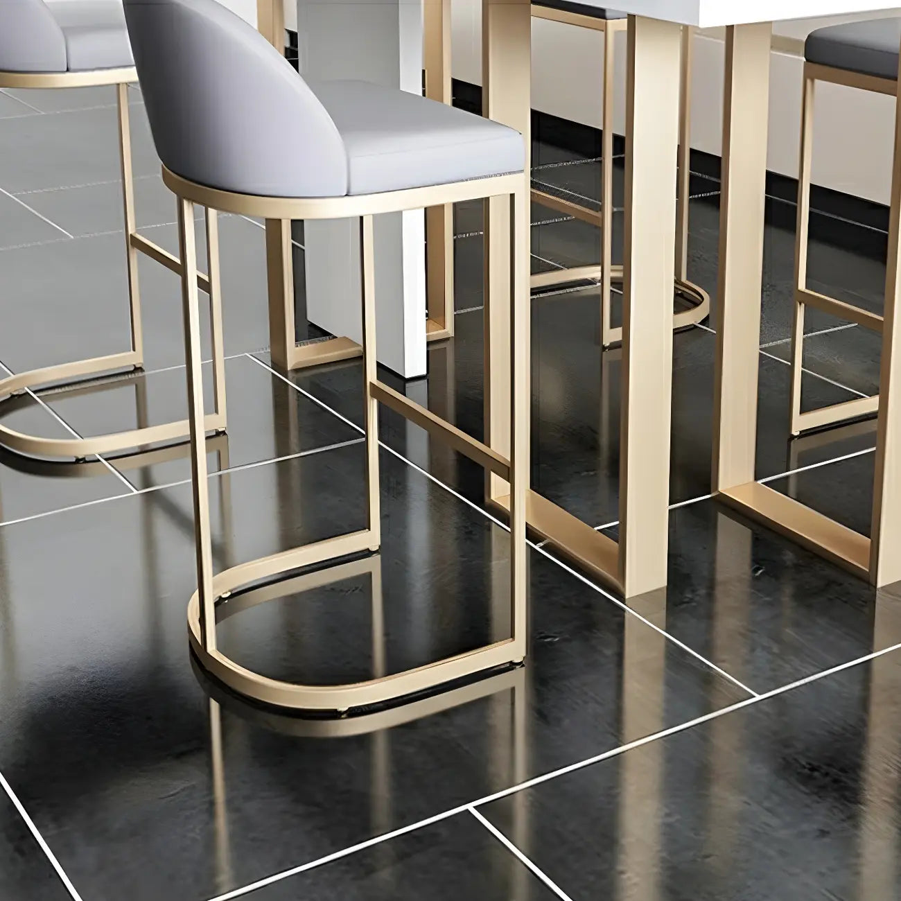 Tables de bar glamour blanches en faux marbre avec pieds dorés