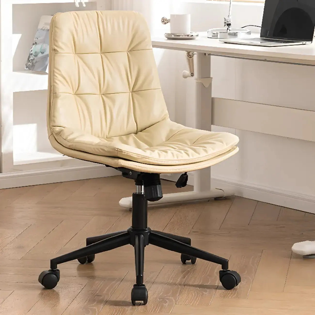 Fauteuil de bureau pivotant réglable en similicuir beige moderne