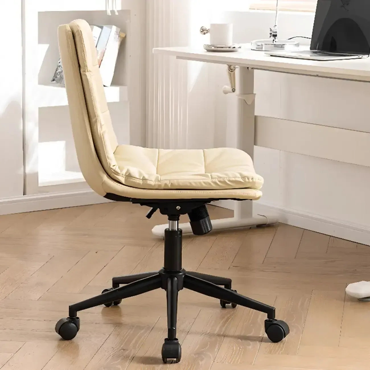 Fauteuil de bureau pivotant réglable en similicuir beige moderne