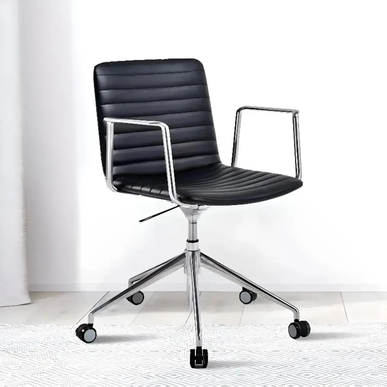Chaise de bureau pivotante réglable en cuir noir et métal, moderne et élégante