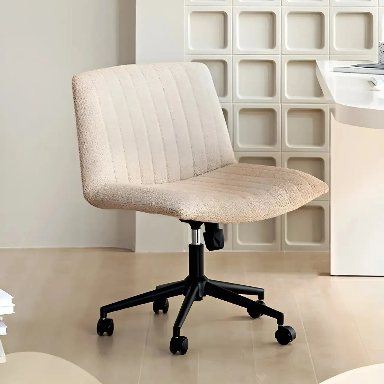 Chaise d'appoint pivotante réglable en cuir crème moderne