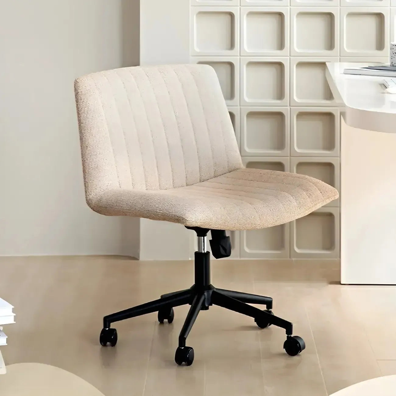 Chaise d'appoint pivotante réglable en cuir crème moderne