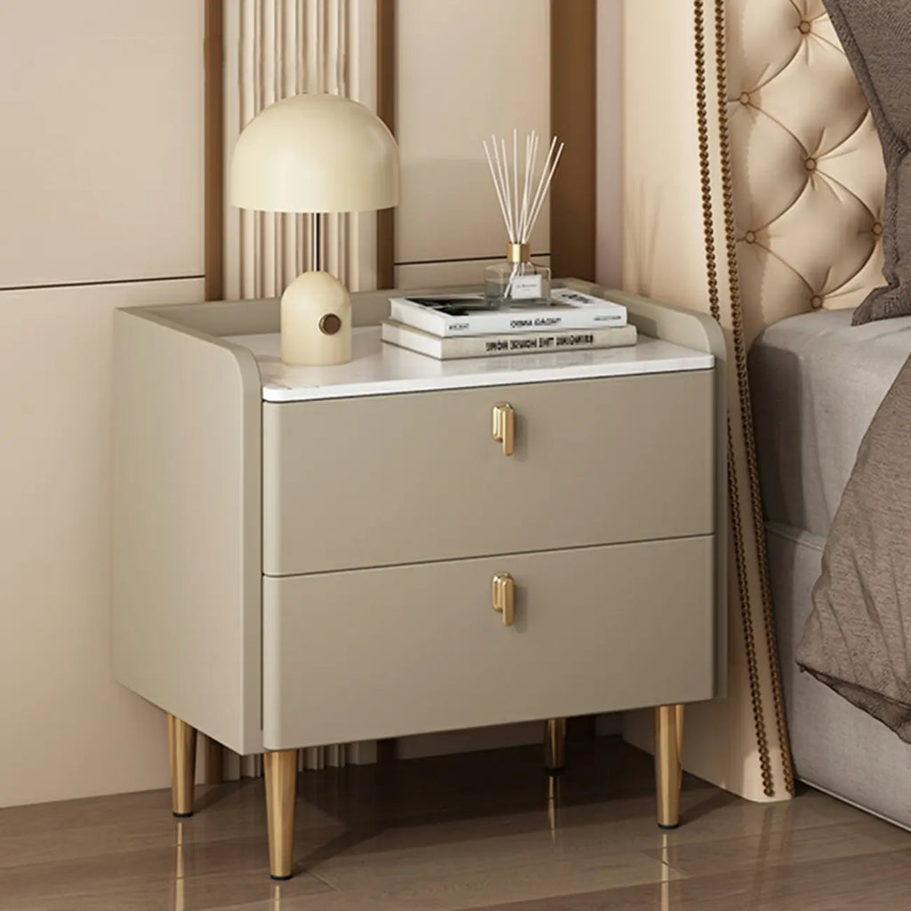 Table de chevet moderne à deux tiroirs avec plateau en pierre, revêtement en cuir et accents dorés