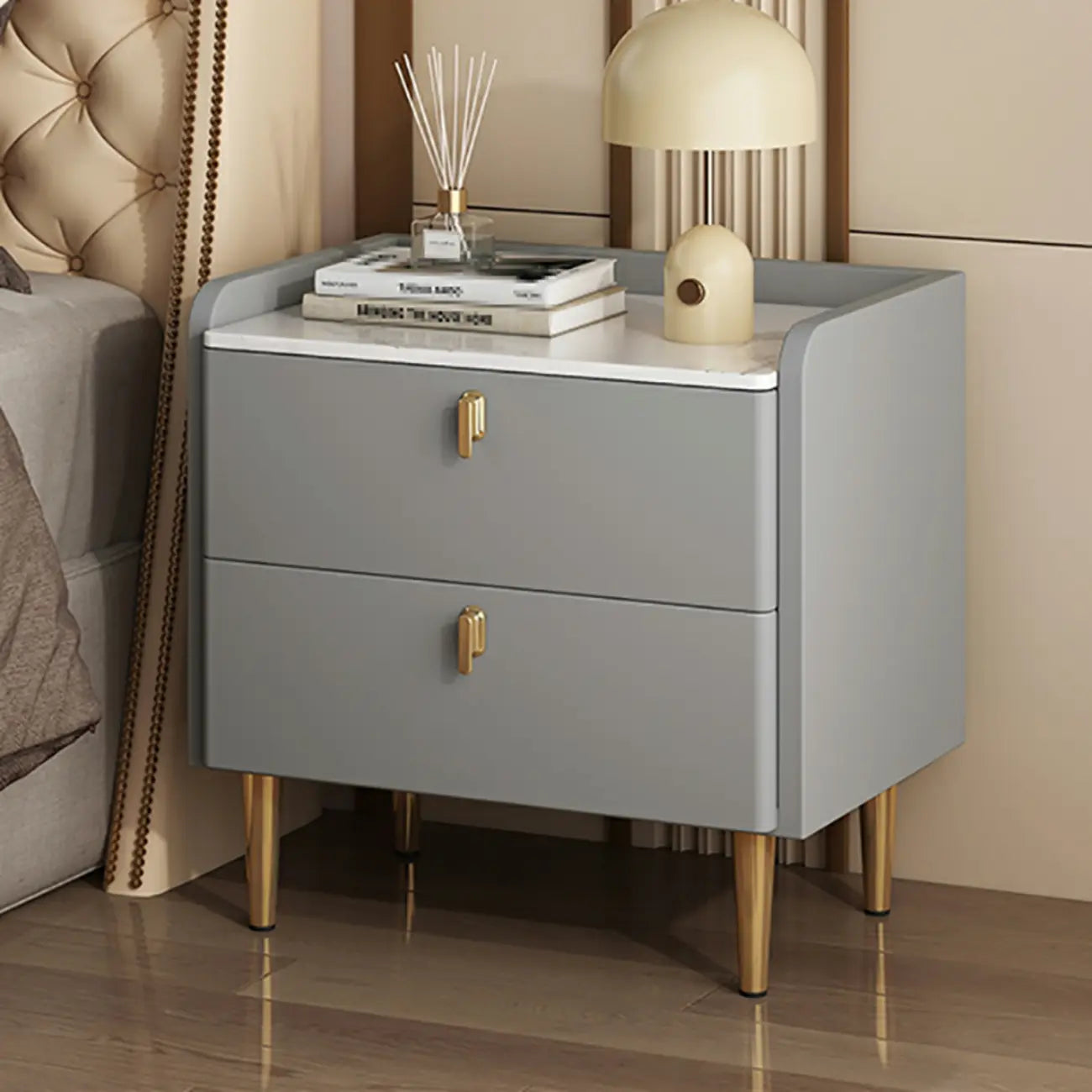 Table de chevet moderne à deux tiroirs avec plateau en pierre, revêtement en cuir et accents dorés