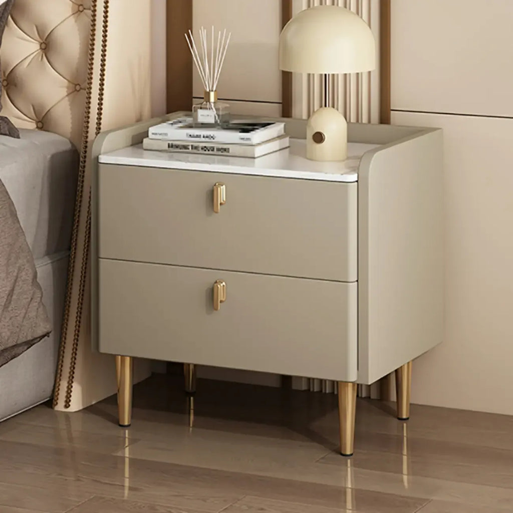 Table de chevet moderne à deux tiroirs avec plateau en pierre, revêtement en cuir et accents dorés