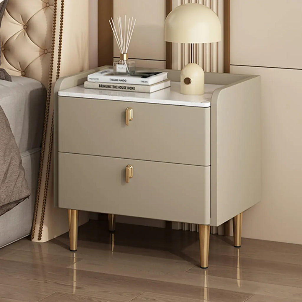 Table de chevet moderne à deux tiroirs avec plateau en pierre, revêtement en cuir et accents dorés