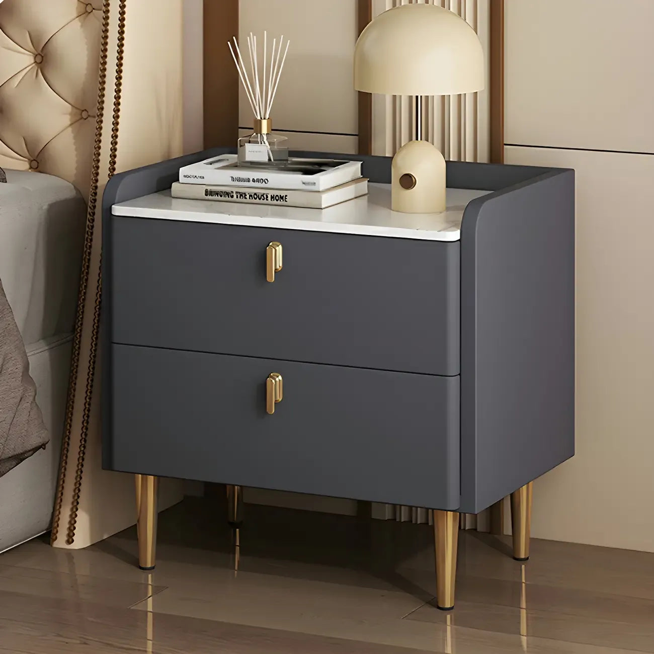 Table de chevet moderne à deux tiroirs avec plateau en pierre, revêtement en cuir et accents dorés