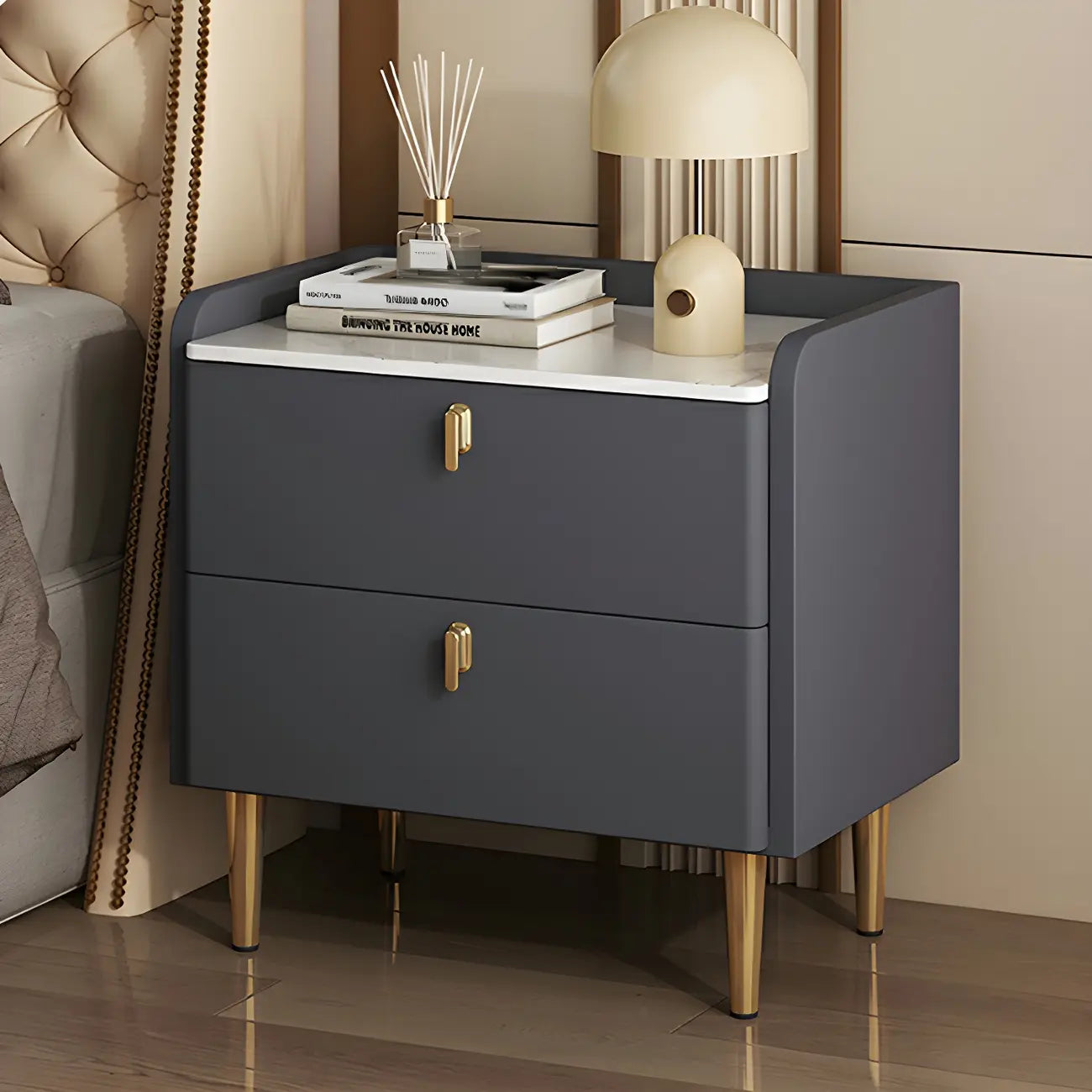 Table de chevet moderne à deux tiroirs avec plateau en pierre, revêtement en cuir et accents dorés