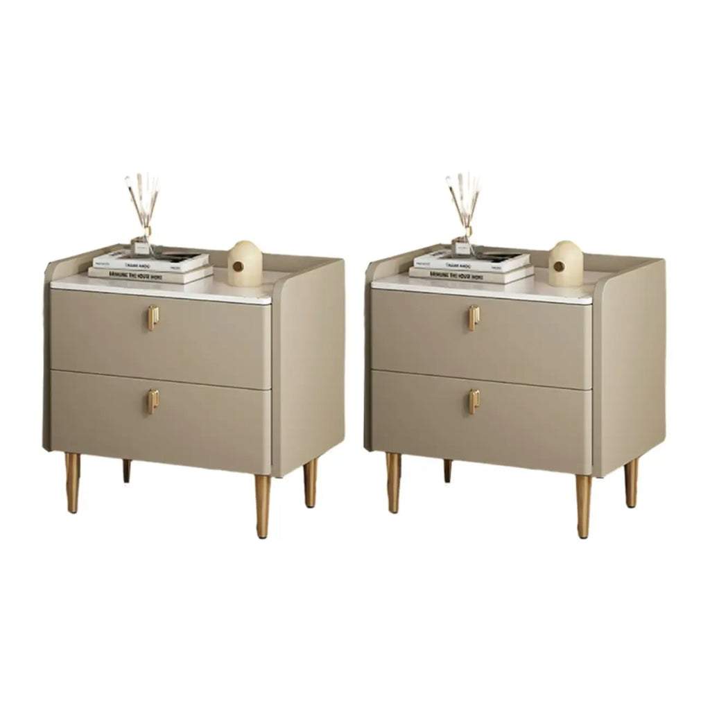 Table de chevet moderne à deux tiroirs avec plateau en pierre, revêtement en cuir et accents dorés