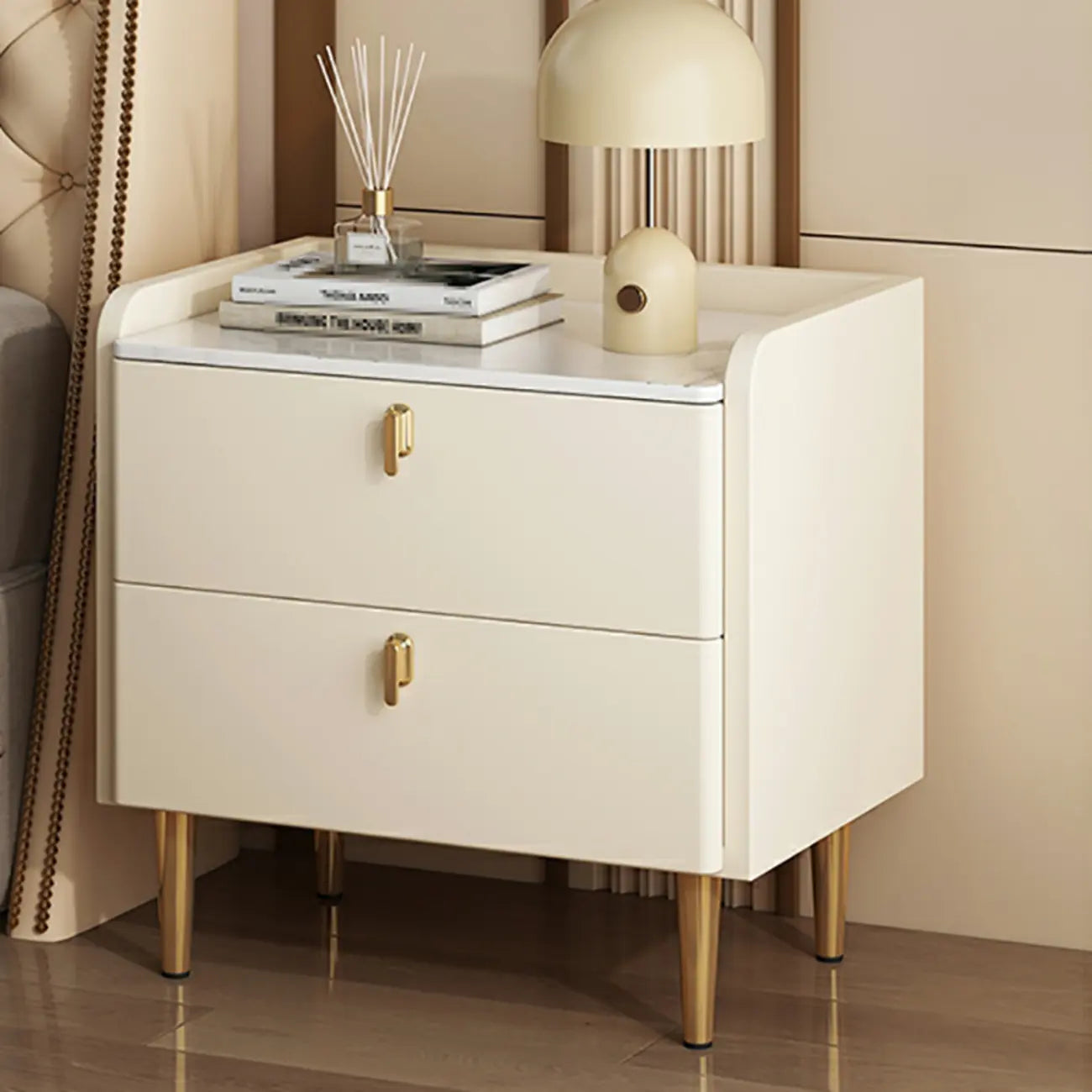 Table de chevet moderne à deux tiroirs avec plateau en pierre, revêtement en cuir et accents dorés