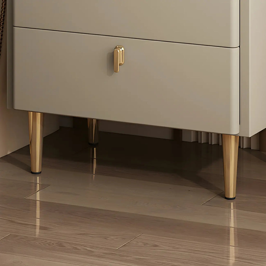 Table de chevet moderne à deux tiroirs avec plateau en pierre, revêtement en cuir et accents dorés