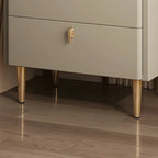 Table de chevet moderne à deux tiroirs avec plateau en pierre, revêtement en cuir et accents dorés