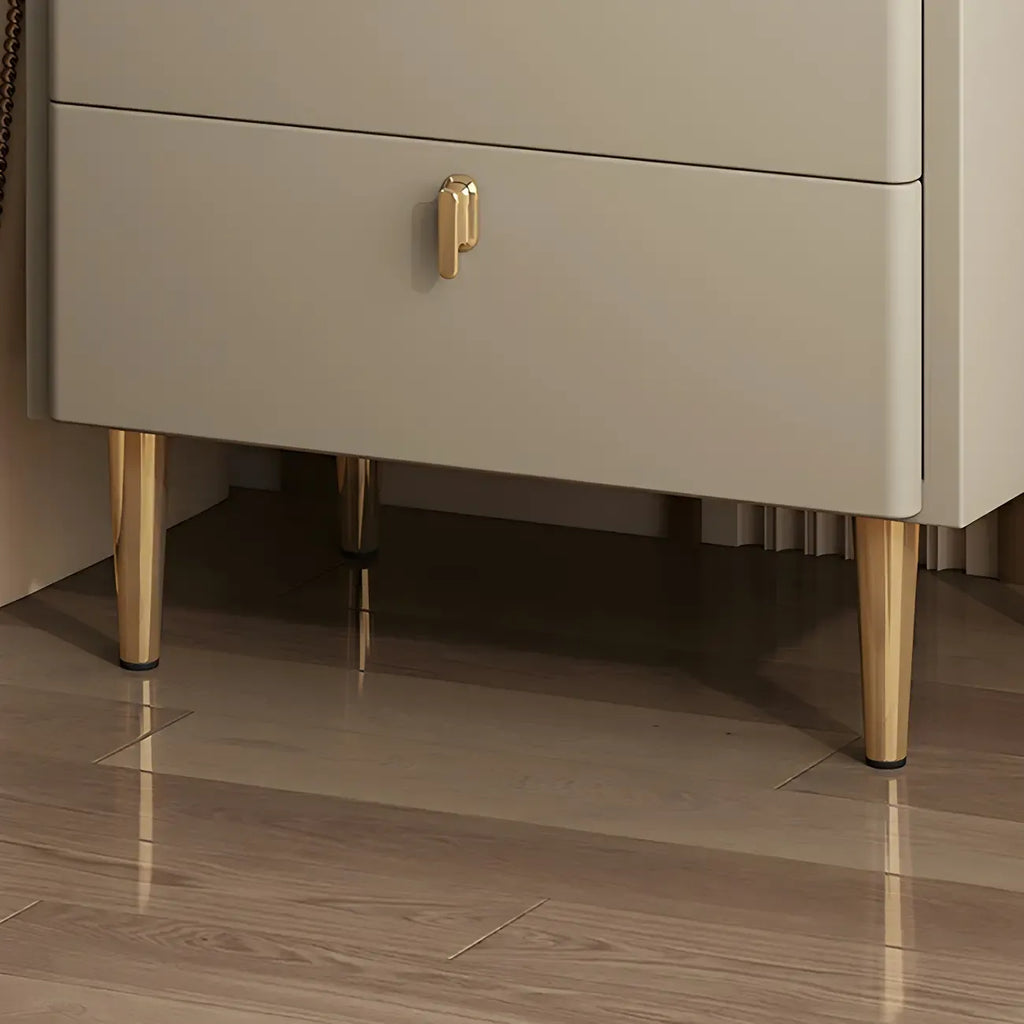 Table de chevet moderne à deux tiroirs avec plateau en pierre, revêtement en cuir et accents dorés
