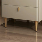 Table de chevet moderne à deux tiroirs avec plateau en pierre, revêtement en cuir et accents dorés