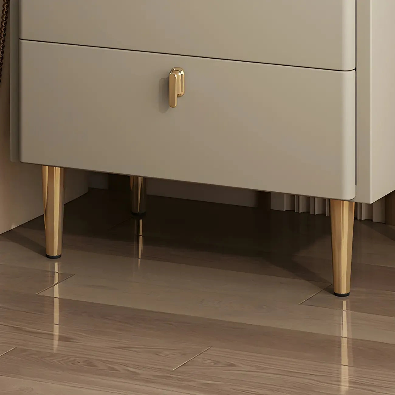 Table de chevet moderne à deux tiroirs avec plateau en pierre, revêtement en cuir et accents dorés
