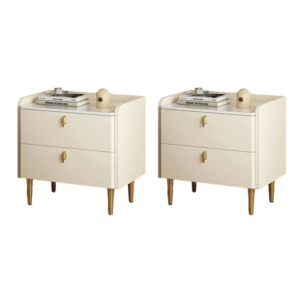 Table de chevet moderne à deux tiroirs avec plateau en pierre, revêtement en cuir et accents dorés