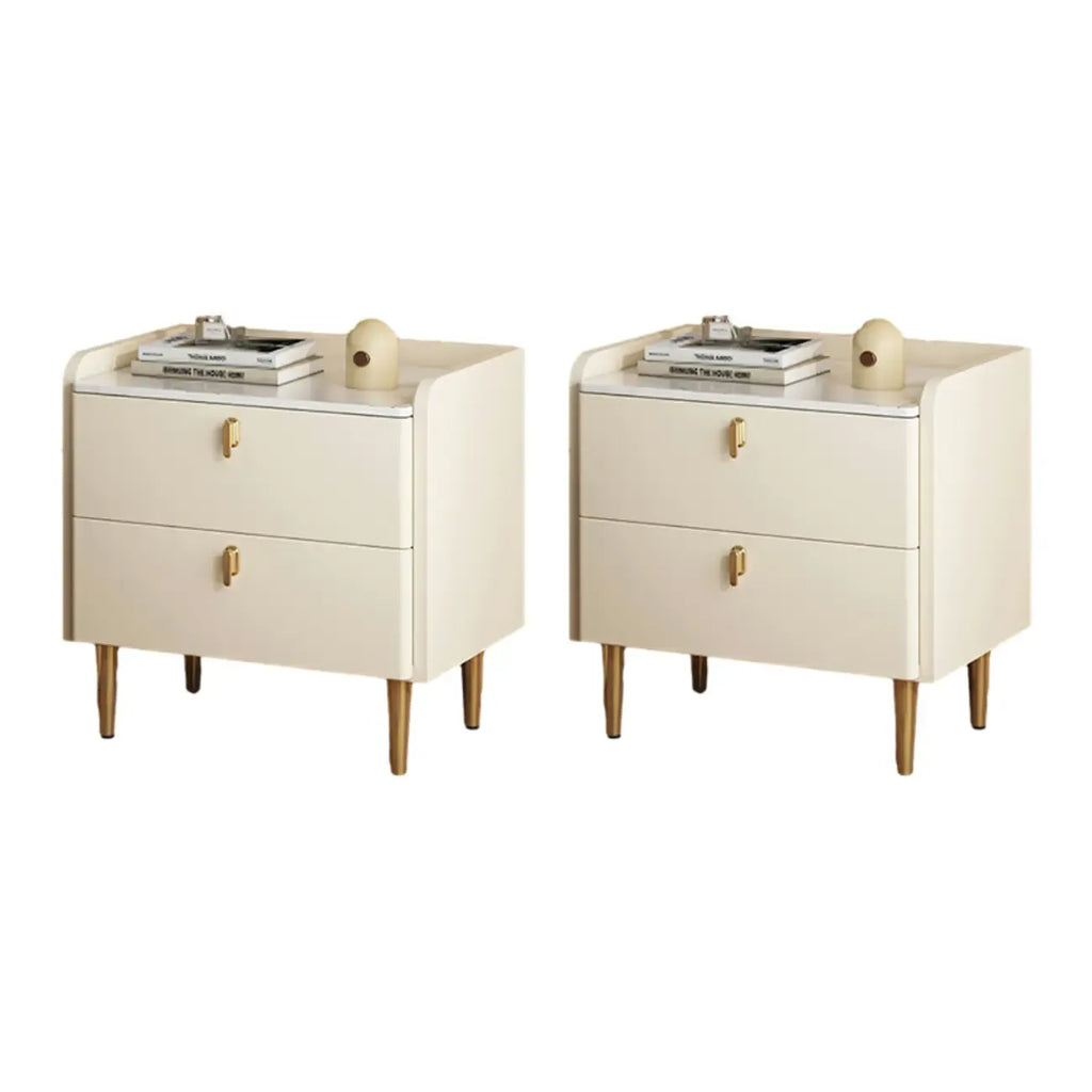 Table de chevet moderne à deux tiroirs avec plateau en pierre, revêtement en cuir et accents dorés