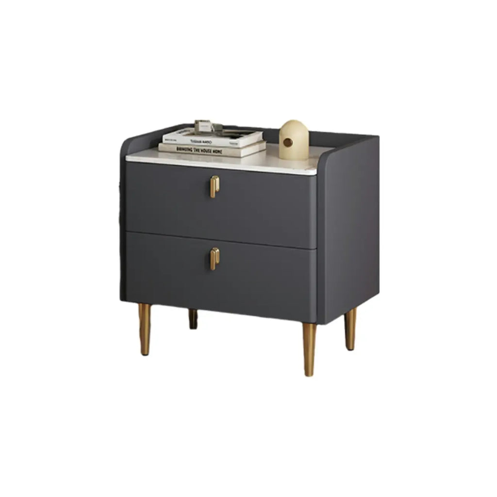 Table de chevet moderne à deux tiroirs avec plateau en pierre, revêtement en cuir et accents dorés