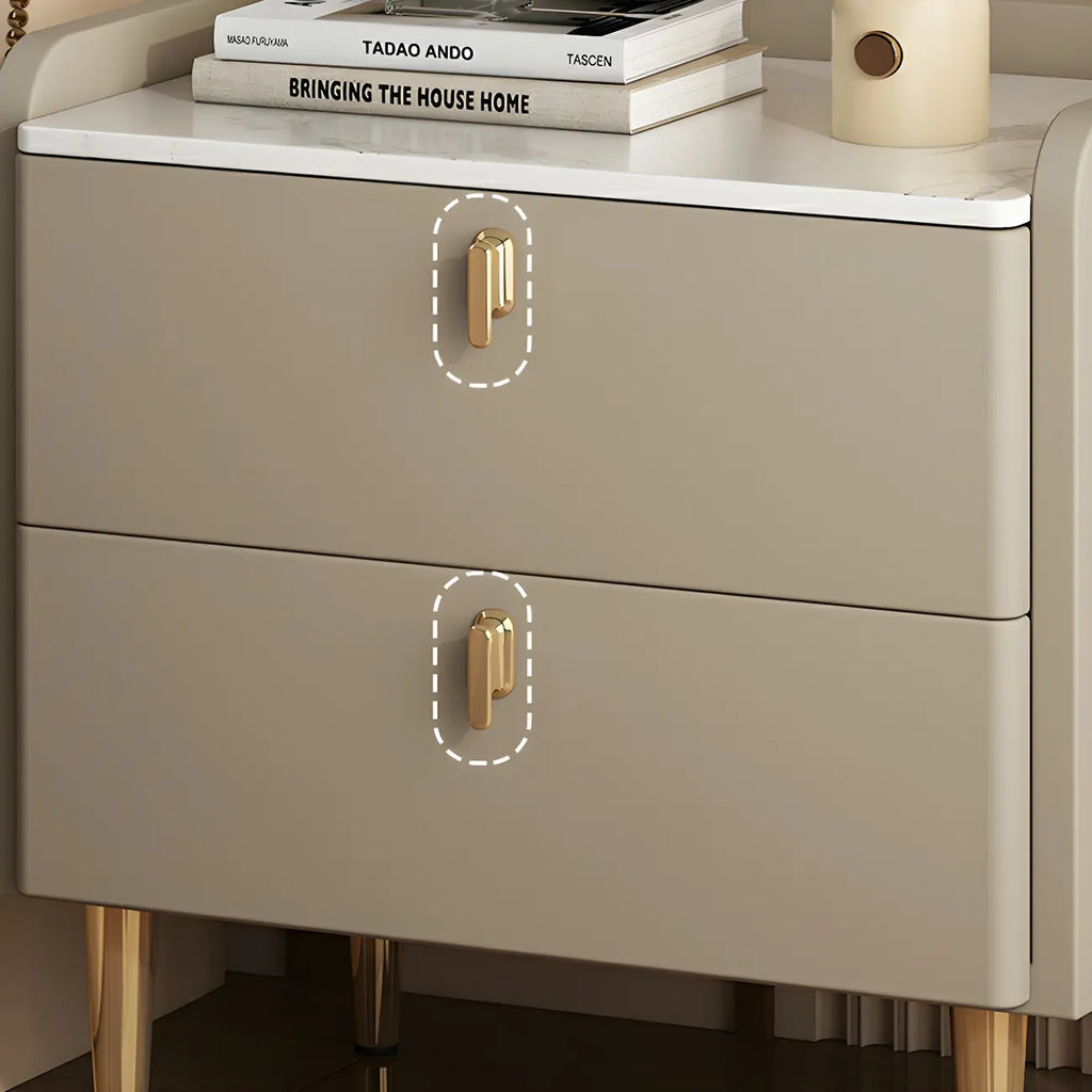 Table de chevet moderne à deux tiroirs avec plateau en pierre, revêtement en cuir et accents dorés