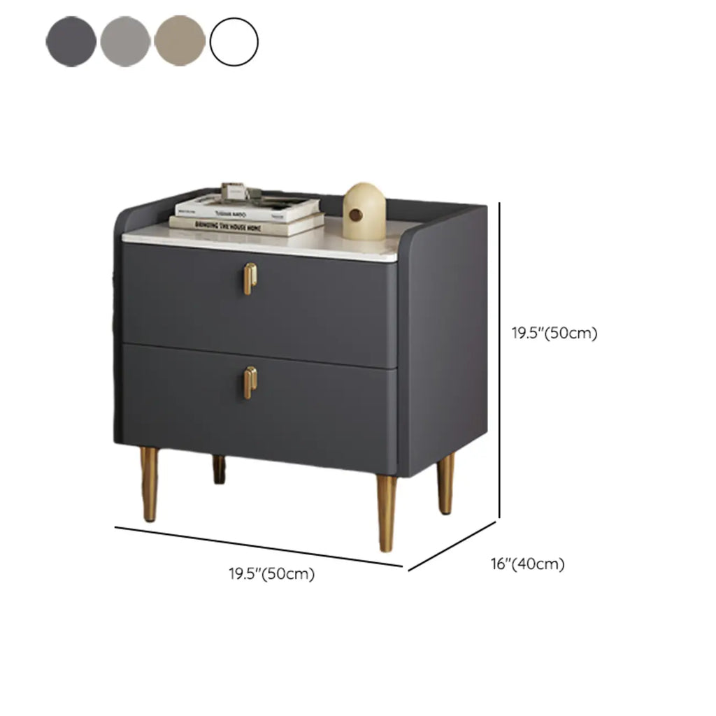 Table de chevet moderne à deux tiroirs avec plateau en pierre, revêtement en cuir et accents dorés