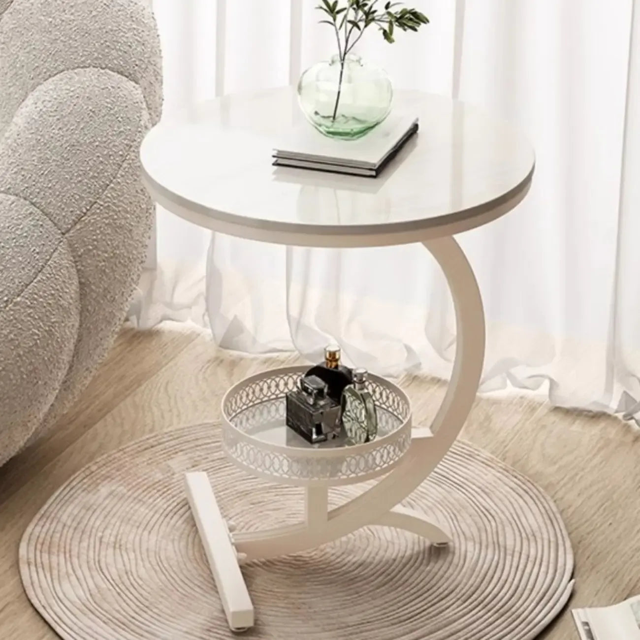 Table d'appoint en forme de C avec plateau en pierre et piètement en métal.