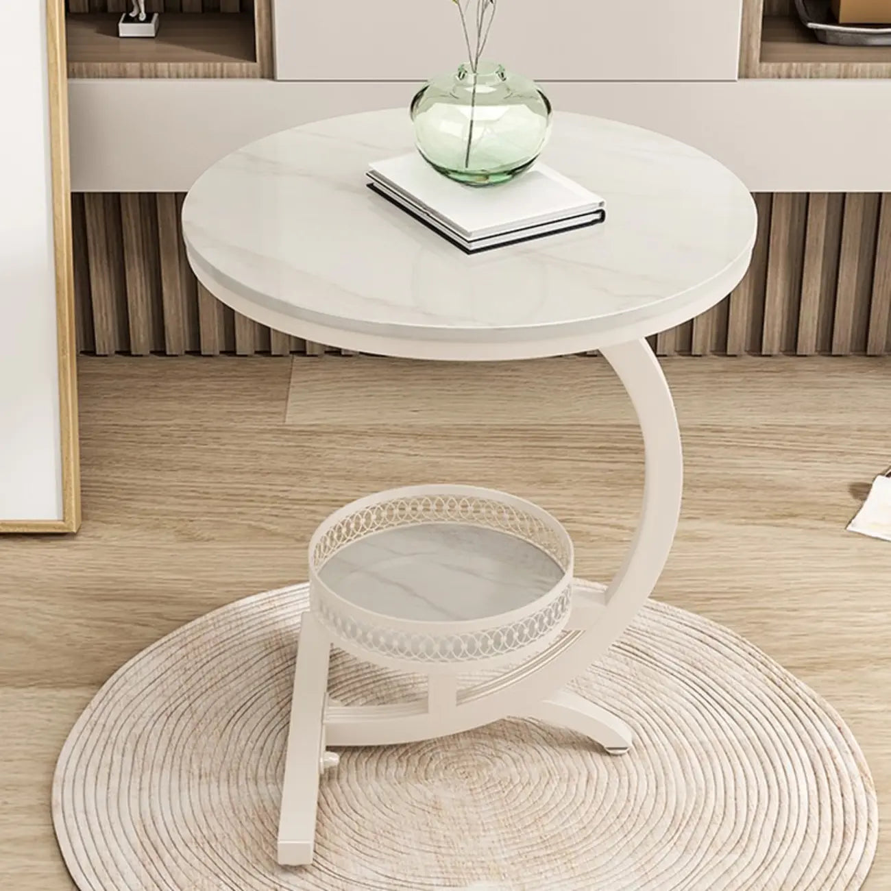 Table d'appoint en forme de C avec plateau en pierre et piètement en métal.