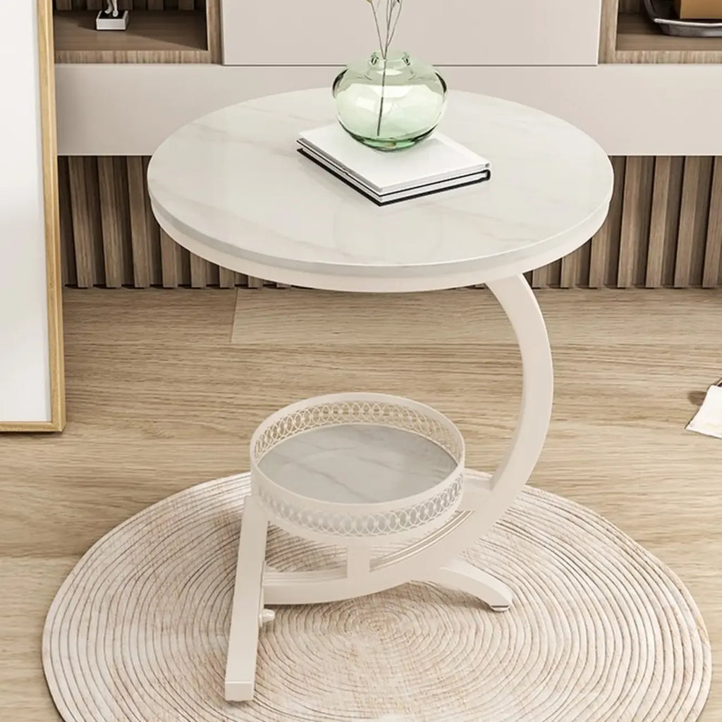 Table d'appoint en forme de C avec plateau en pierre et piètement en métal.