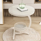 Table d'appoint en forme de C avec plateau en pierre et piètement en métal.