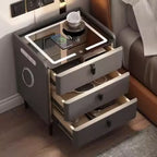 Table de chevet étroite en bois avec plateau en verre, 3 tiroirs et éclairage intégré