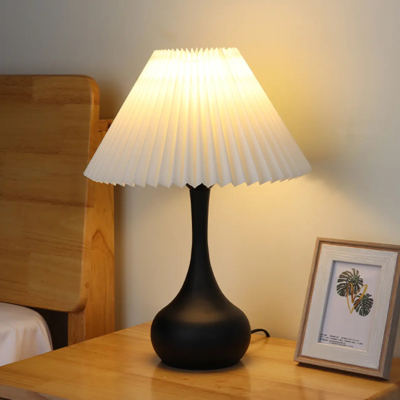 Lampe de table LED noire moderne et épurée avec abat-jour en tissu plissé
