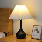 Lampe de table LED noire moderne et épurée avec abat-jour en tissu plissé