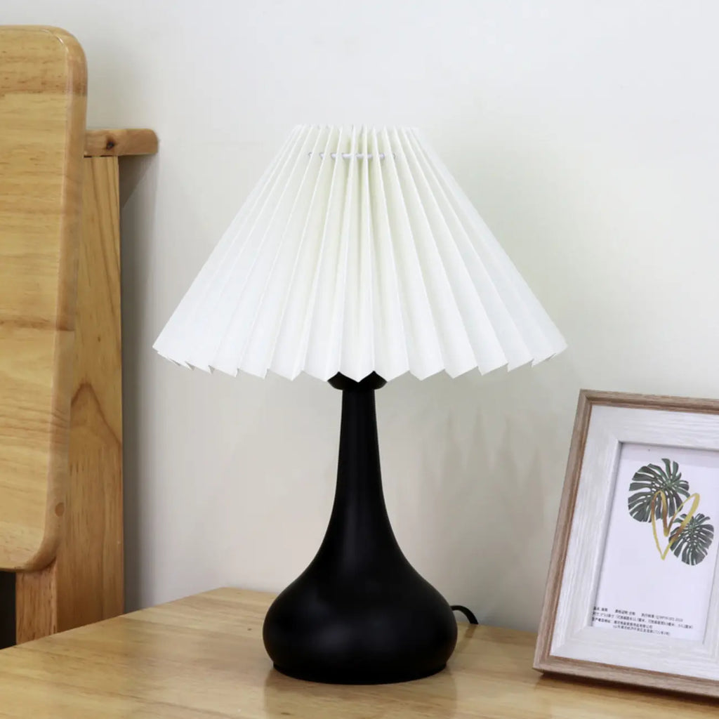 Lampe de table LED noire moderne et épurée avec abat-jour en tissu plissé