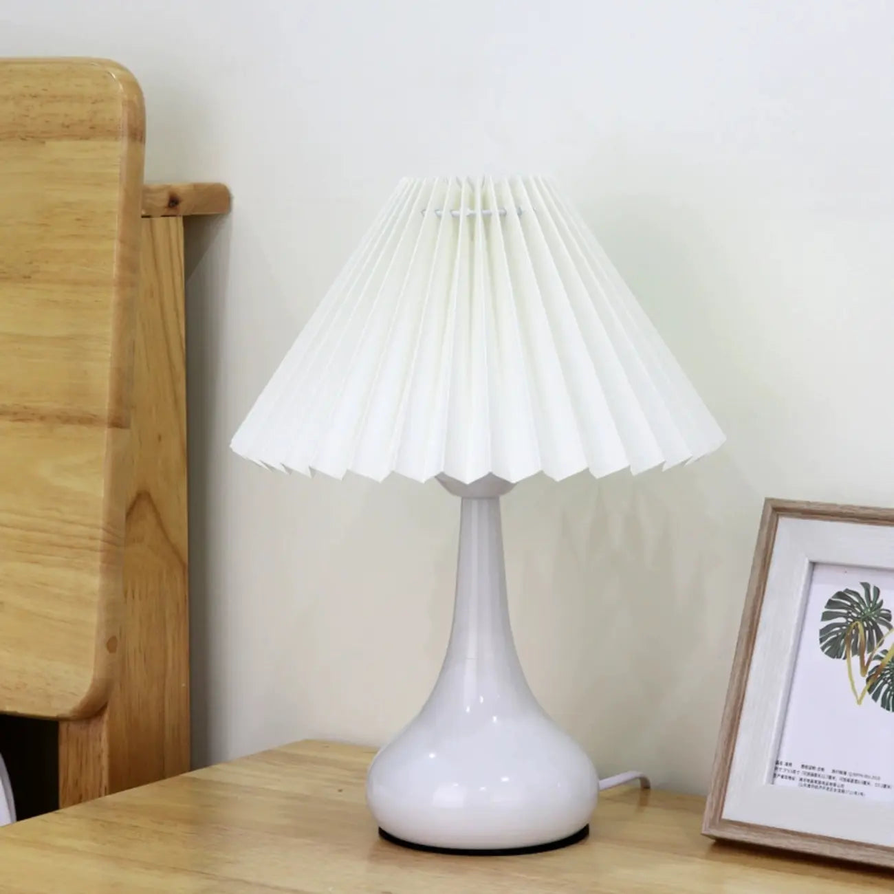 Lampe de table LED noire moderne et épurée avec abat-jour en tissu plissé