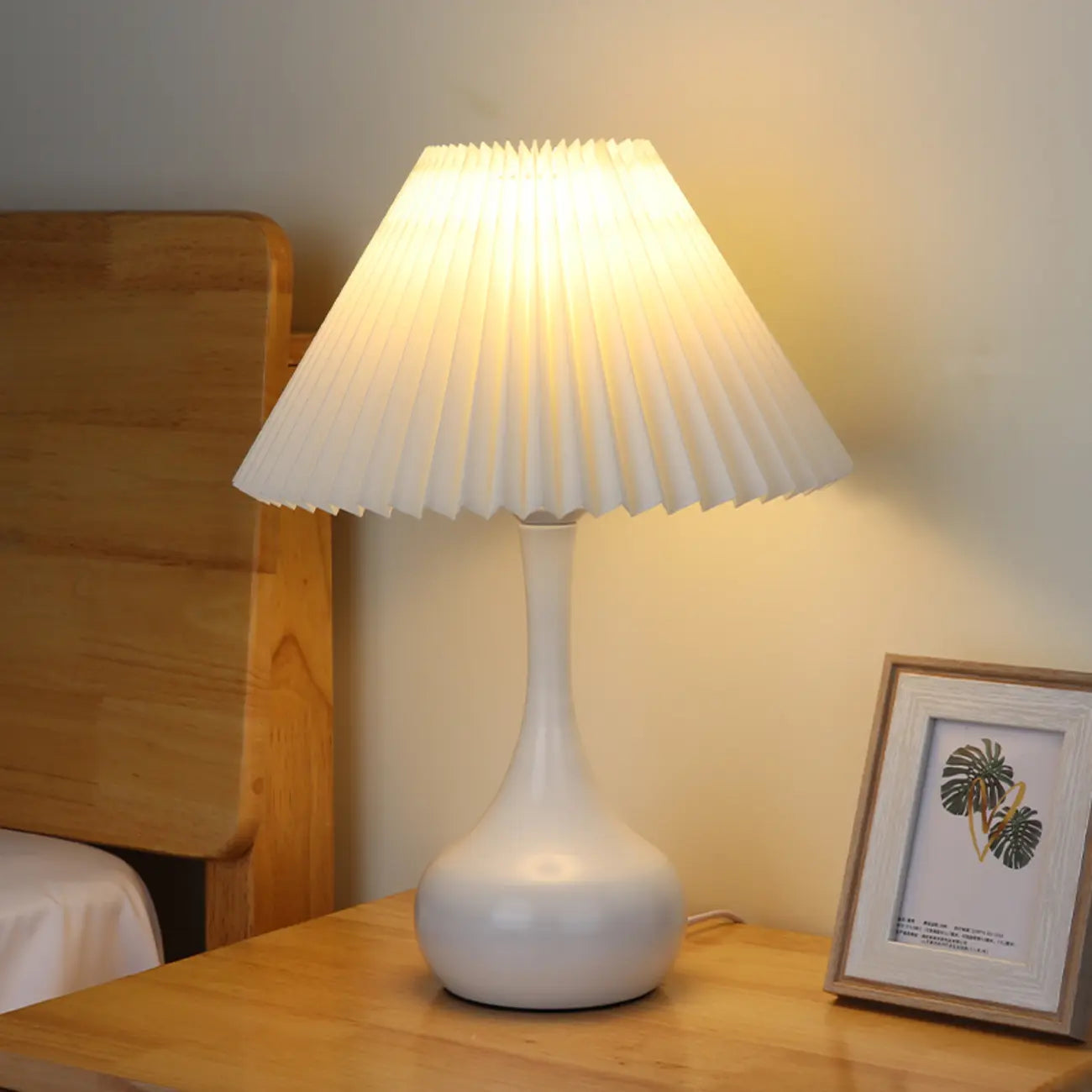 Lampe de table LED noire moderne et épurée avec abat-jour en tissu plissé