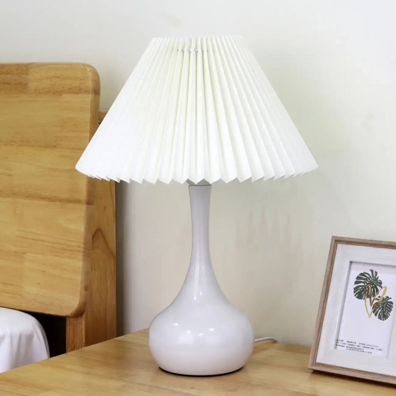 Lampe de table LED noire moderne et épurée avec abat-jour en tissu plissé