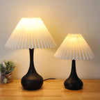 Lampe de table LED noire moderne et épurée avec abat-jour en tissu plissé