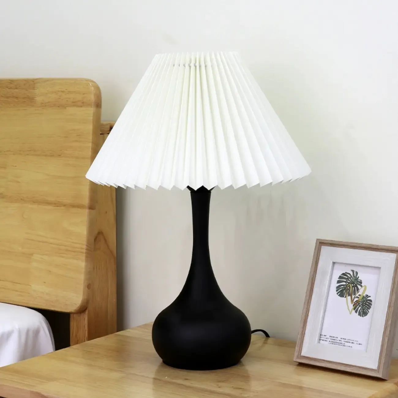 Lampe de table LED noire moderne et épurée avec abat-jour en tissu plissé