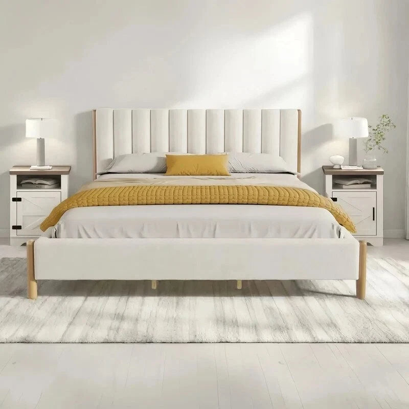 Ensemble de chambre à coucher 3 pièces : cadre de lit avec tête de lit épaisse capitonnée en bouclette, pieds en bois massif, ensemble de 2 tables de chevet avec porte coulissante de style grange.