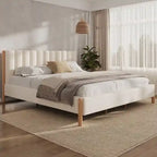 Ensemble de chambre à coucher 3 pièces : cadre de lit avec tête de lit épaisse capitonnée en bouclette, pieds en bois massif, ensemble de 2 tables de chevet avec porte coulissante de style grange.