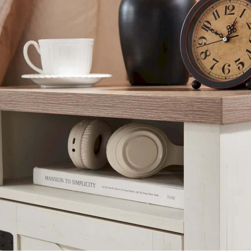 Ensemble de chambre à coucher 3 pièces : cadre de lit avec tête de lit épaisse capitonnée en bouclette, pieds en bois massif, ensemble de 2 tables de chevet avec porte coulissante de style grange.