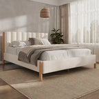 Ensemble de chambre à coucher 3 pièces : cadre de lit avec tête de lit épaisse capitonnée en bouclette, pieds en bois massif, ensemble de 2 tables de chevet avec porte coulissante de style grange.