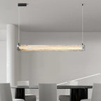Suspension élégante en verre pour îlot de cuisine, avec éclairage LED à intensité variable.