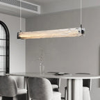 Suspension élégante en verre pour îlot de cuisine, avec éclairage LED à intensité variable.