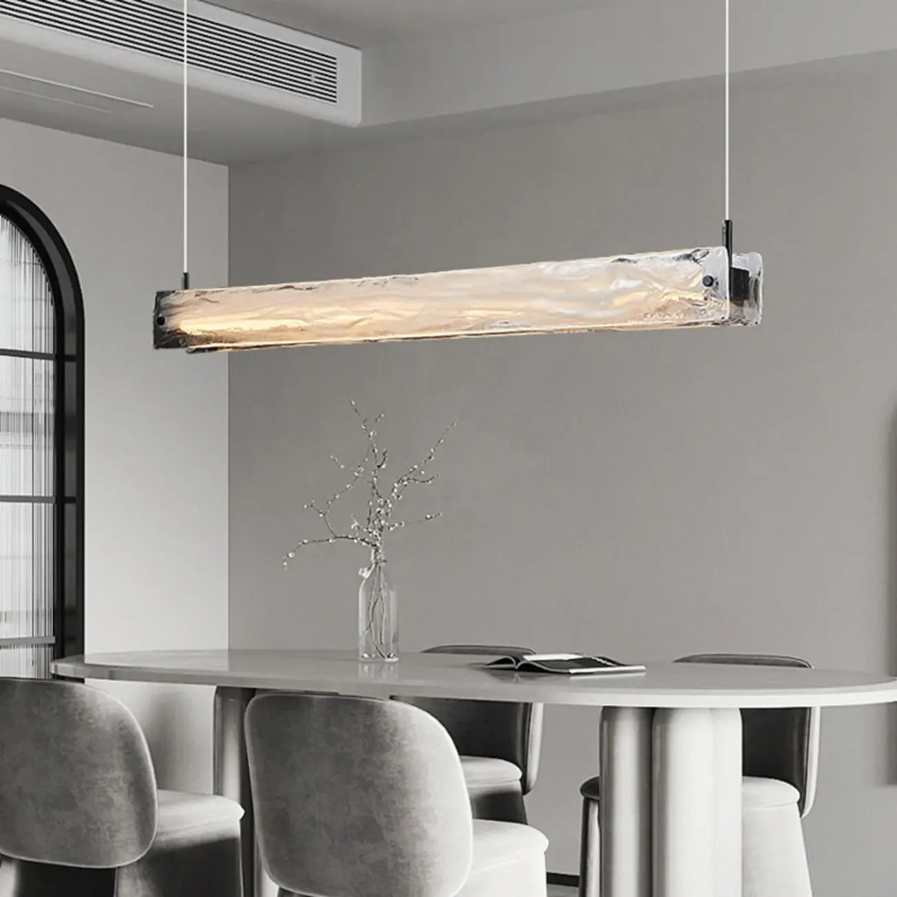 Suspension élégante en verre pour îlot de cuisine, avec éclairage LED à intensité variable.