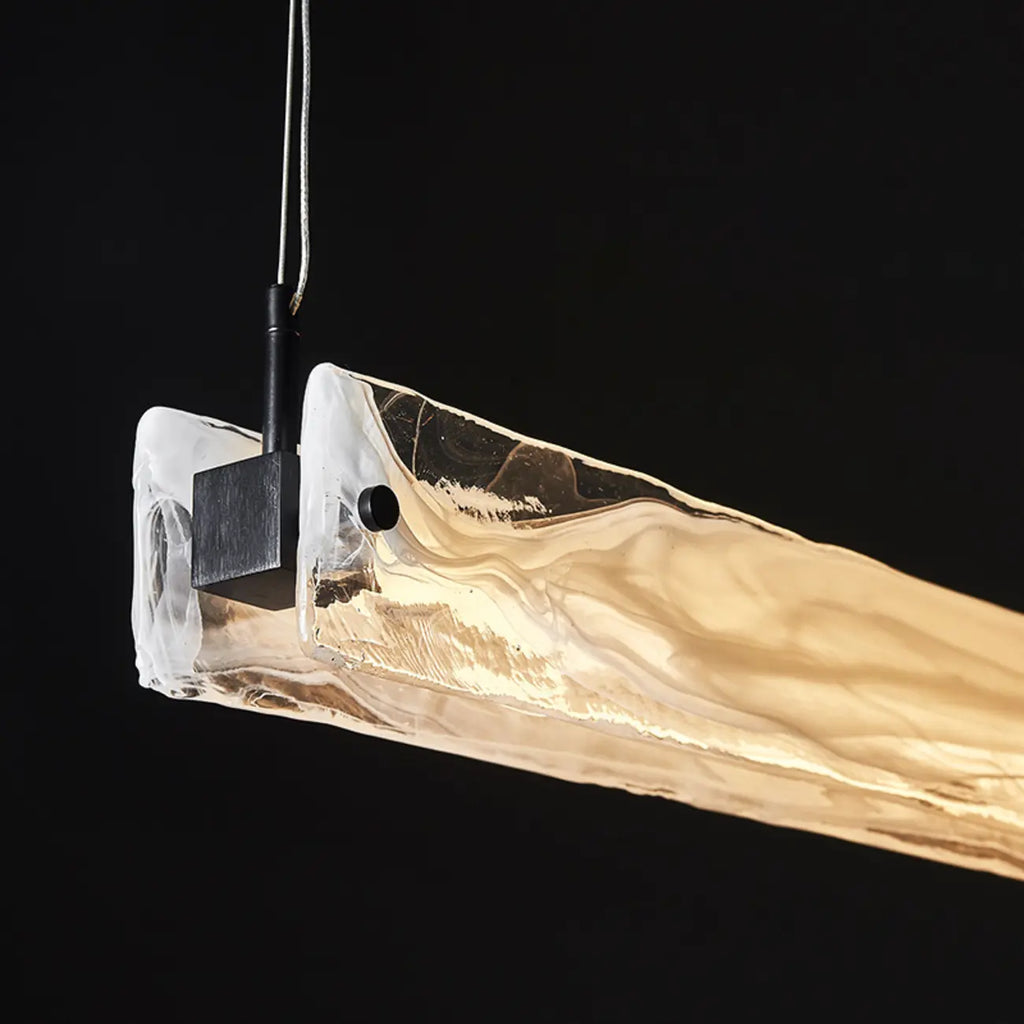 Suspension élégante en verre pour îlot de cuisine, avec éclairage LED à intensité variable.