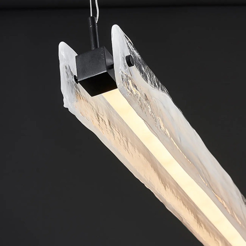 Suspension élégante en verre pour îlot de cuisine, avec éclairage LED à intensité variable.