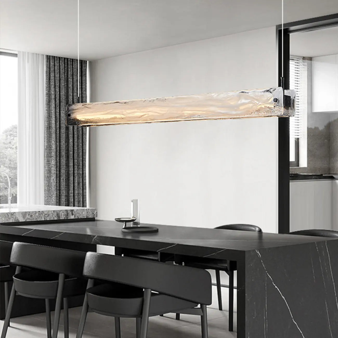 Suspension élégante en verre pour îlot de cuisine, avec éclairage LED à intensité variable.