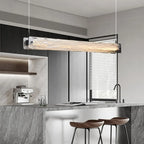 Suspension élégante en verre pour îlot de cuisine, avec éclairage LED à intensité variable.