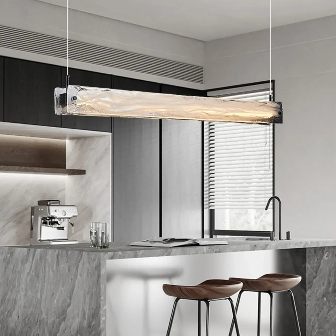 Suspension élégante en verre pour îlot de cuisine, avec éclairage LED à intensité variable.