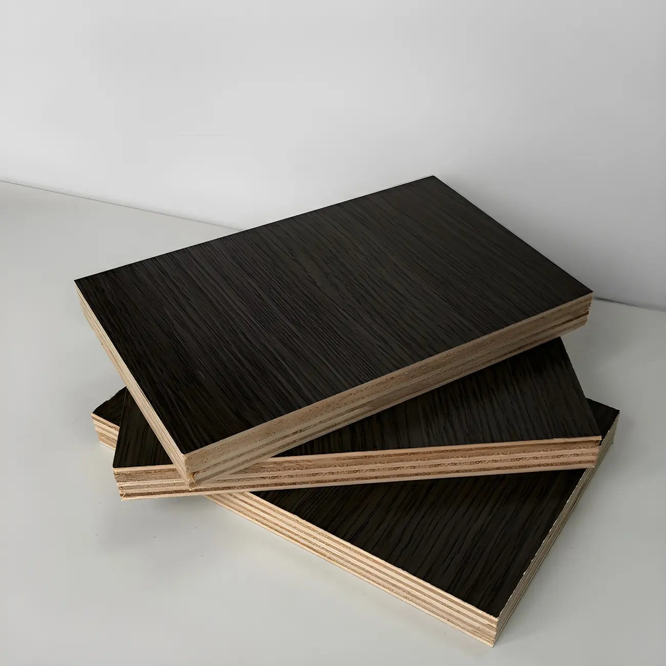 Bibliothèque de rangement contemporaine en bois noir à plusieurs étagères